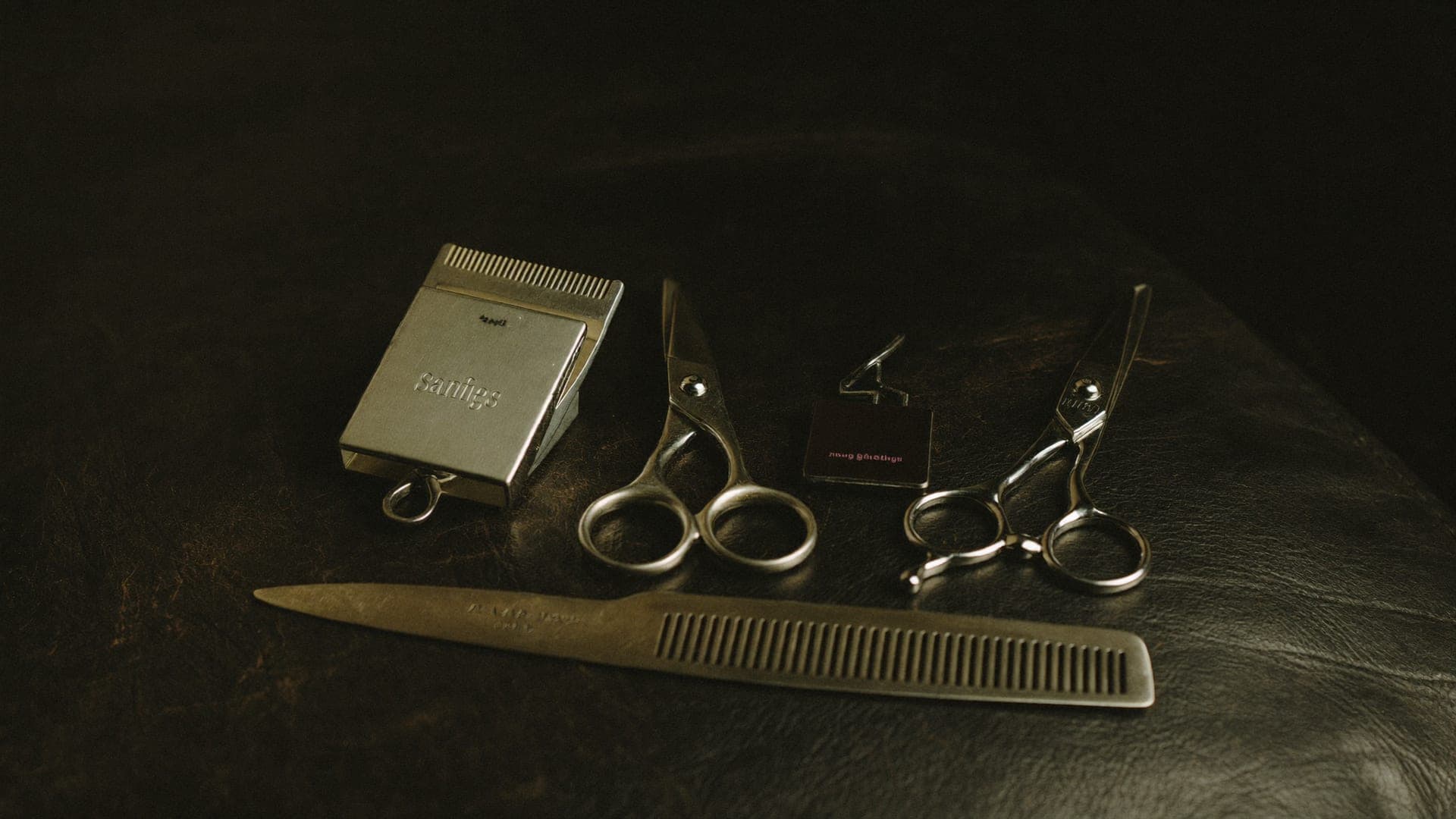 Barberarens verktyg — sax, maskin och rakkniv